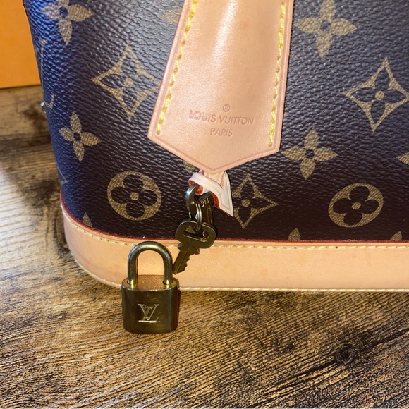 Louis Vuitton Alma PM - Picture 10 of 16